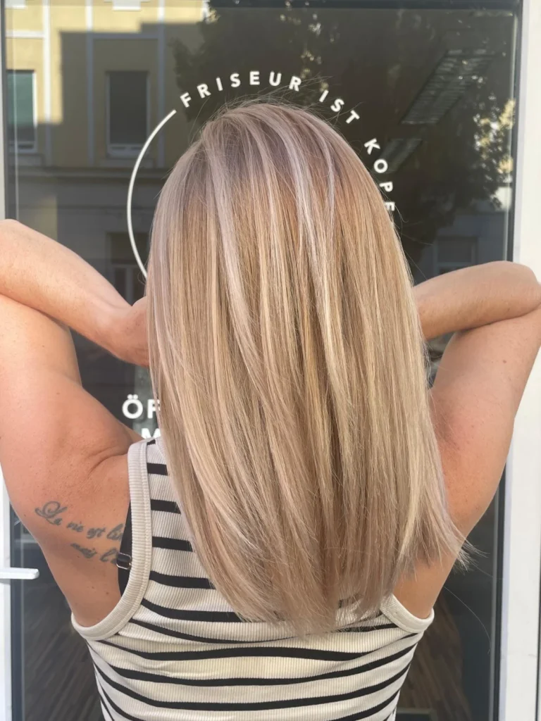 Aschblonde glatte Langhaarfrisur bei Friseur ist Kopfsache