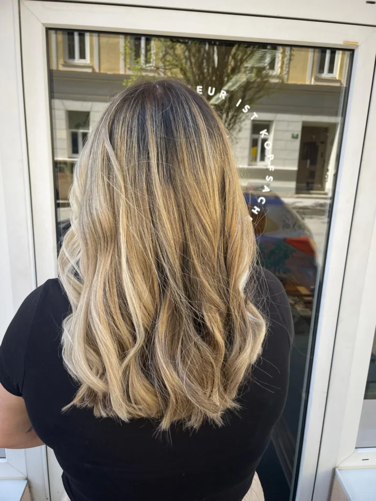 Blonde Balayage-Locken in der Rückansicht