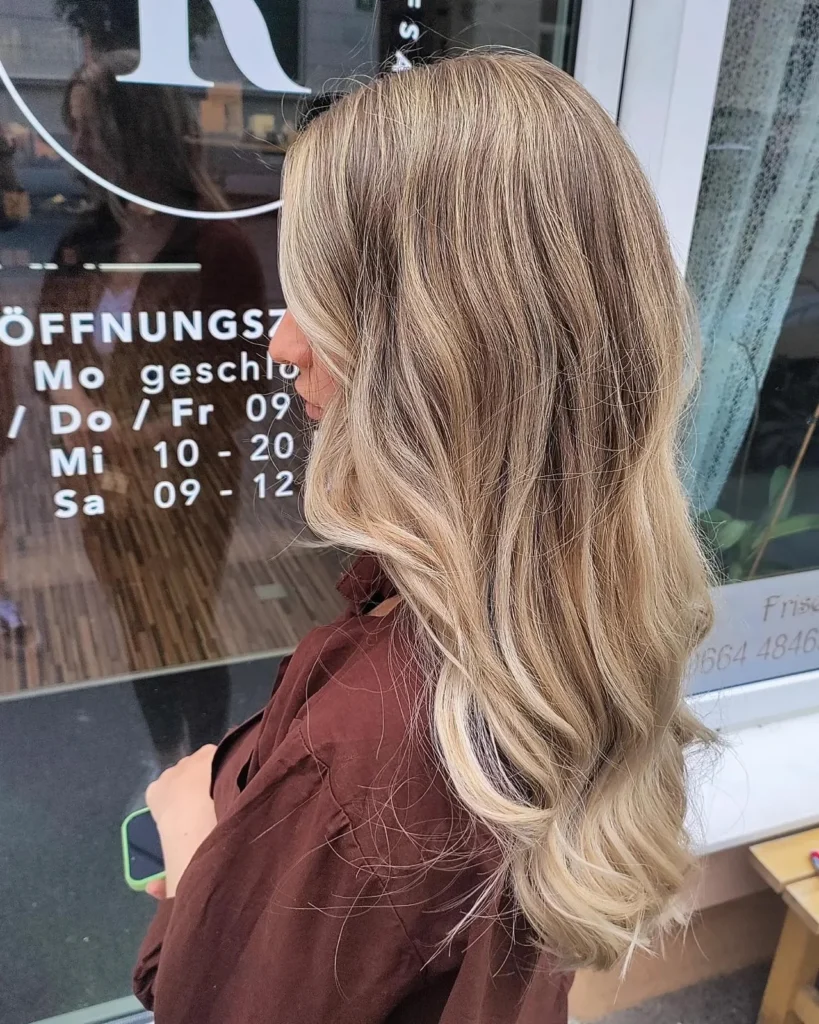 Blonde Balayage-Locken im Profil