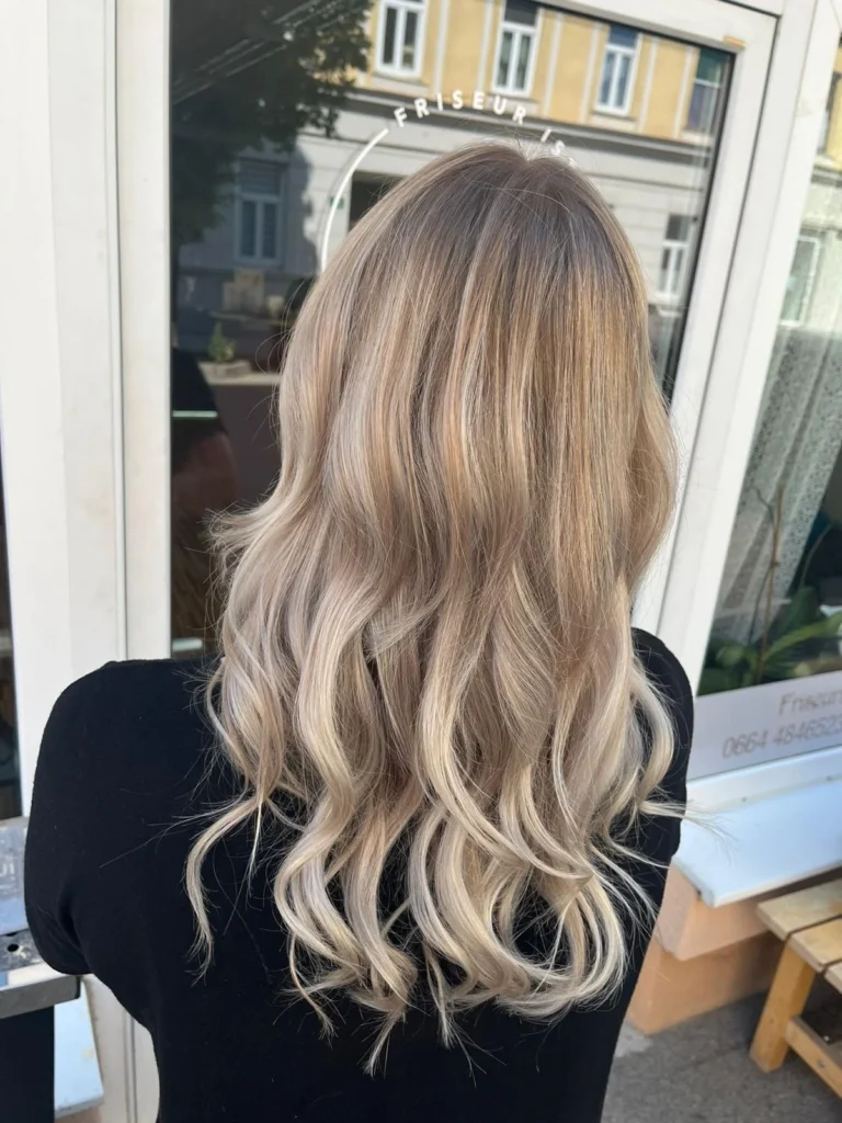 Blonde Balayage-Locken in der Rückansicht