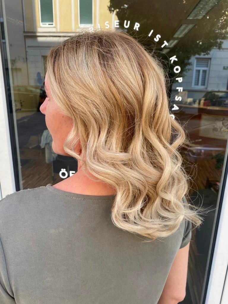Blonde Locken in der Seitenansicht bei Friseur ist Kopfsache