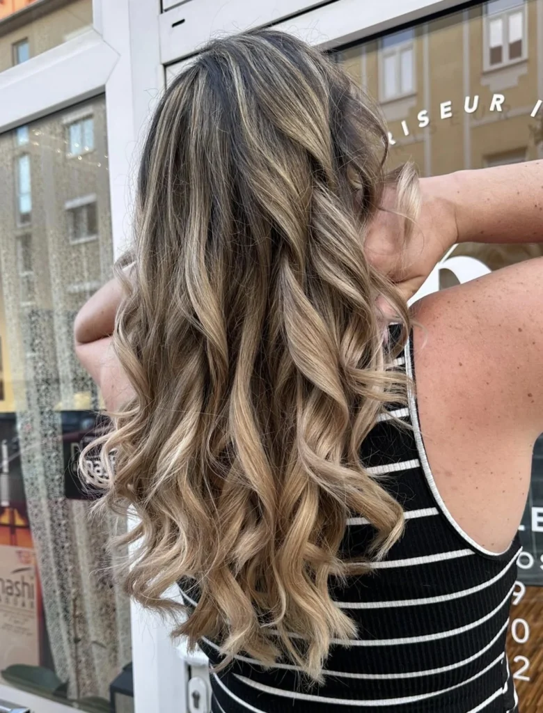 Blonde Locken beim Styling bei Friseur ist Kopfsache