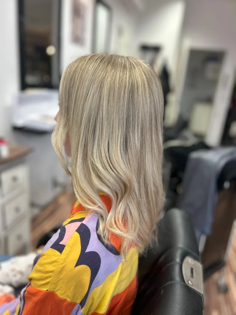 Blonde Wellen mit hellem Farbverlauf bei Friseur ist Kopfsache