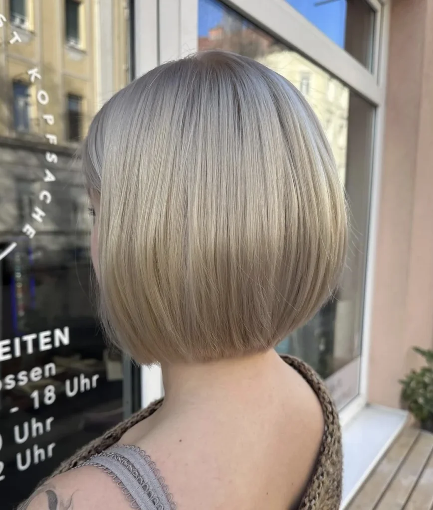 Blonder Bob mit weichen Konturen bei Friseur ist Kopfsache