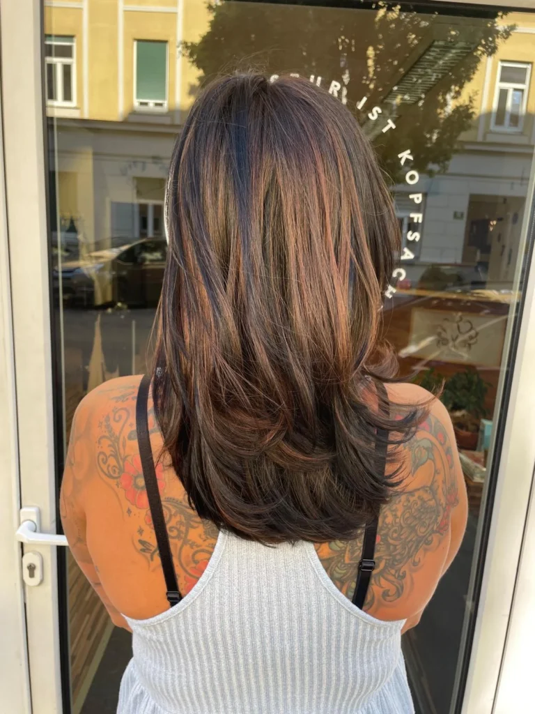Braune Balayage mit langen Wellen bei Friseur ist Kopfsache