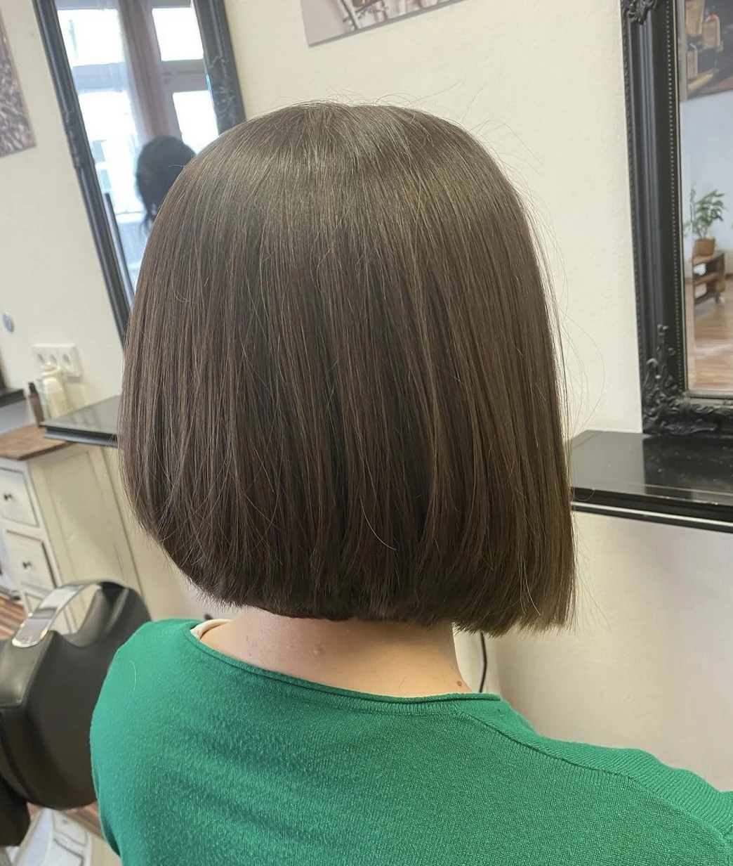 Glatter brauner Bob bei Friseur ist Kopfsache