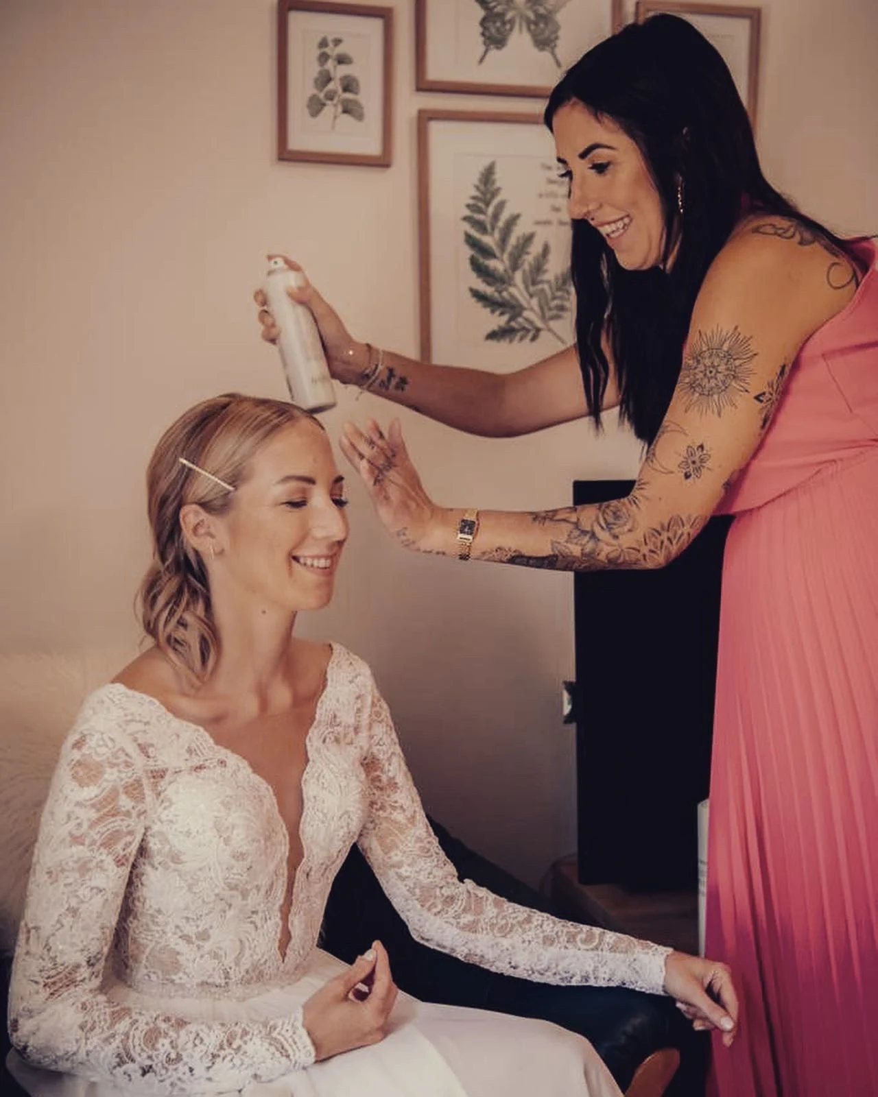 Braut beim Hochzeitsstyling mit einer Friseurin von Friseur ist Kopfsache