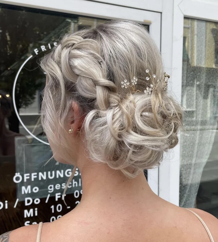 Blonde Brautfrisur mit Flechtelementen und Perlenschmuck