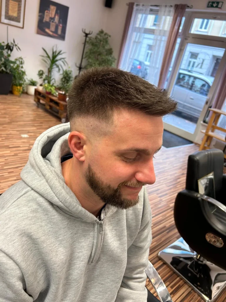 Moderner Herrenhaarschnitt mit Fade bei Friseur ist Kopfsache