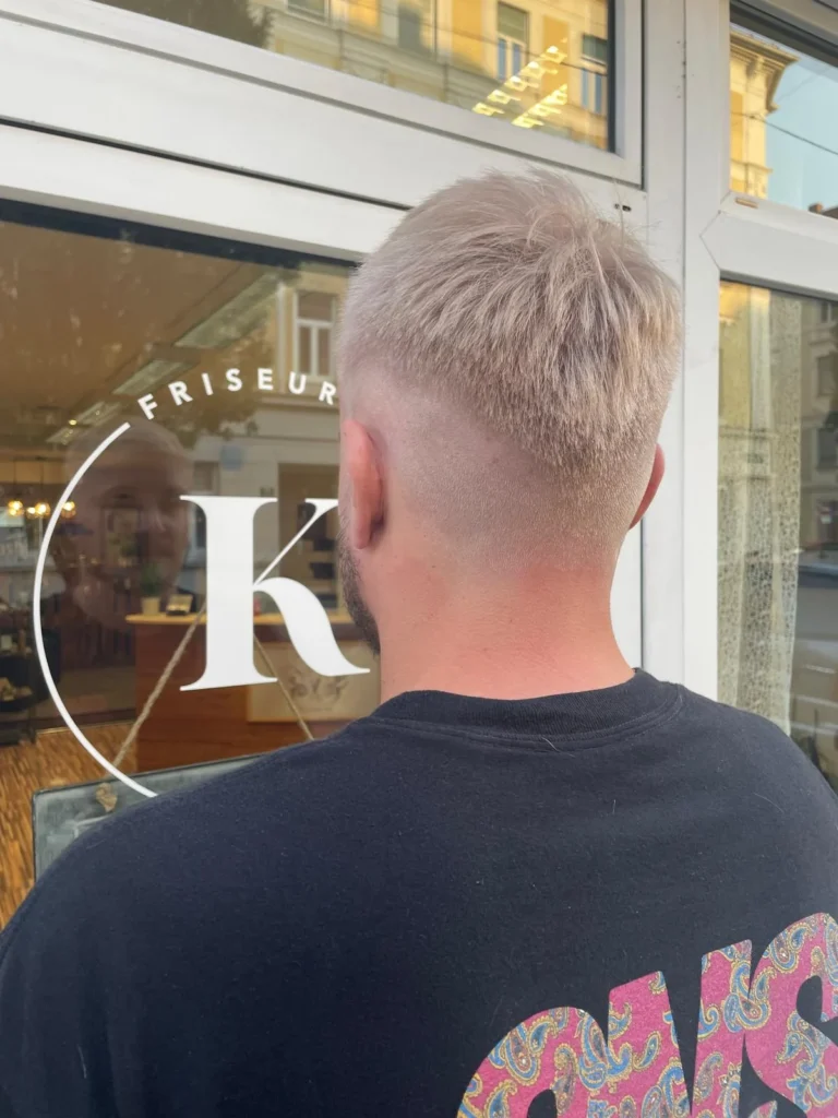Platinblonder Herrenhaarschnitt mit Fade