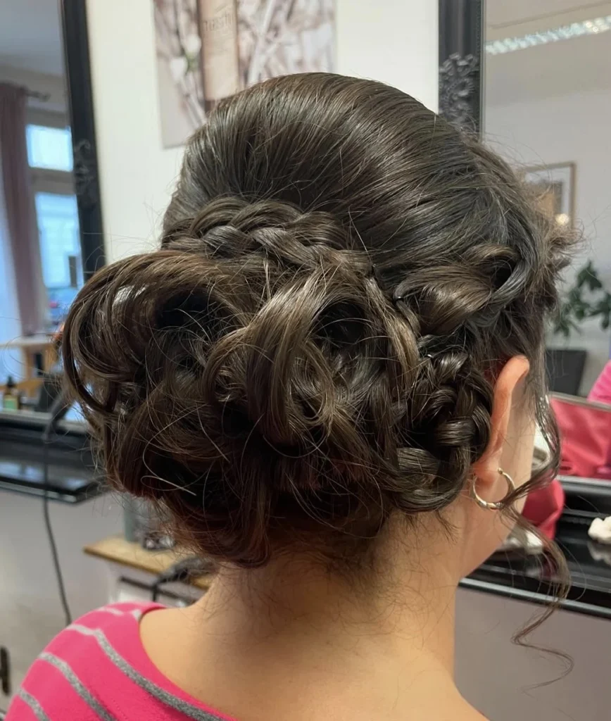Geflochtene Hochsteckfrisur bei Friseur ist Kopfsache