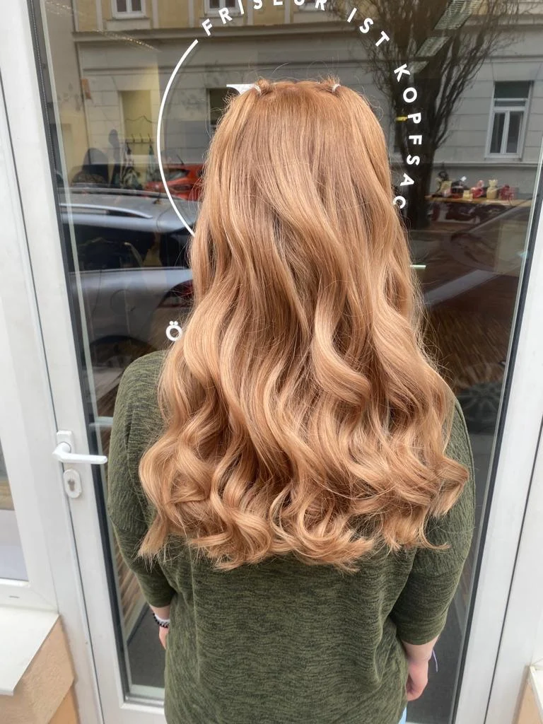 Kupferblonde lange Wellen bei Friseur ist Kopfsache