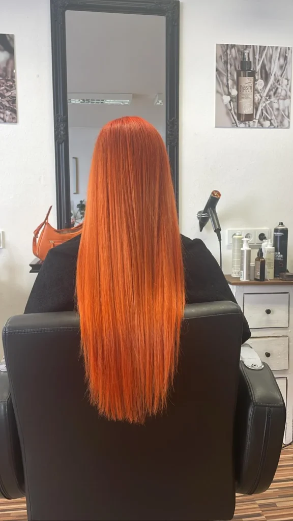 Lange Haare in intensivem Kupferrot bei Friseur ist Kopfsache
