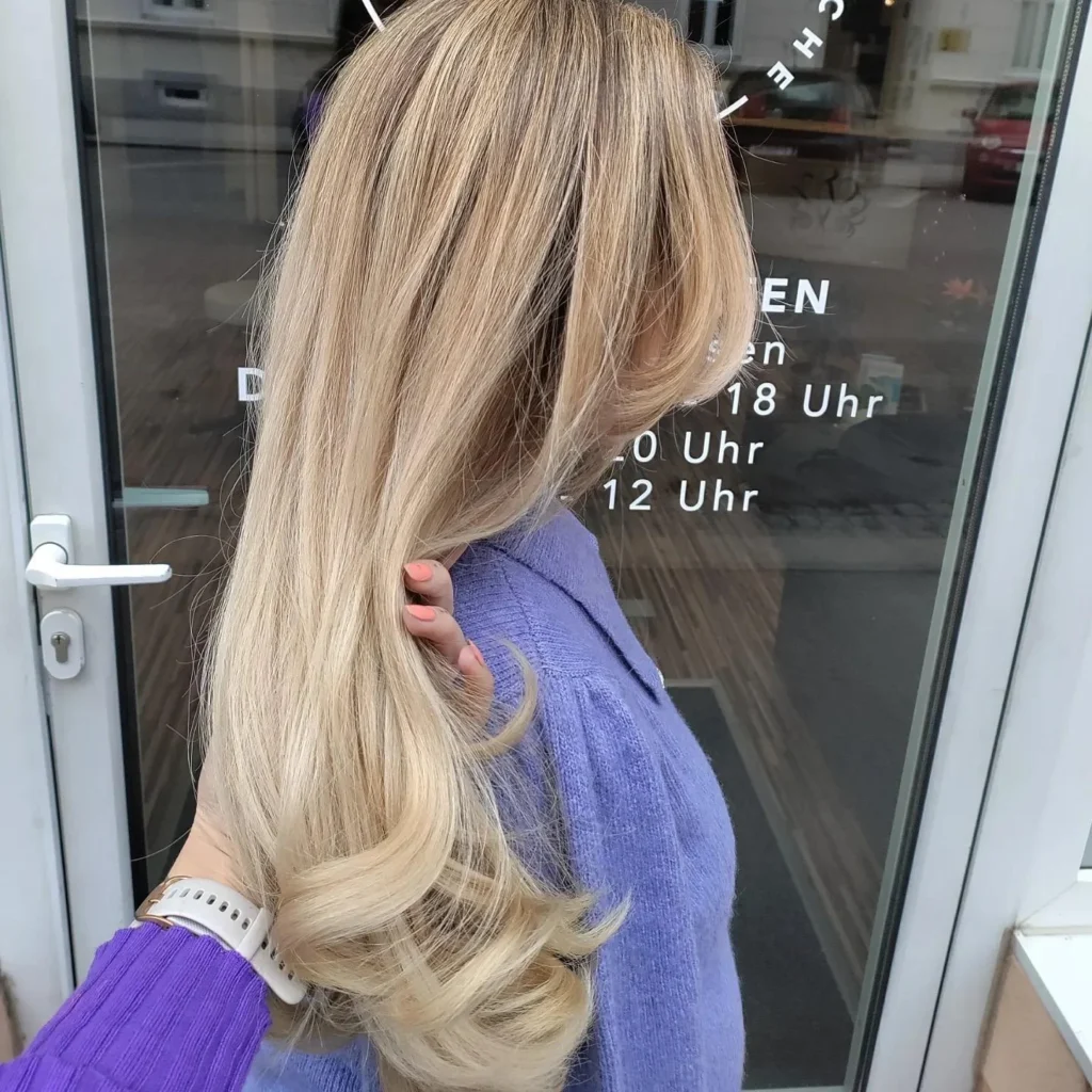 Lange blonde Locken bei Friseur ist Kopfsache