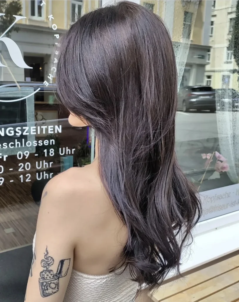 Lange dunkle Haare mit weichen Wellen bei Friseur ist Kopfsache