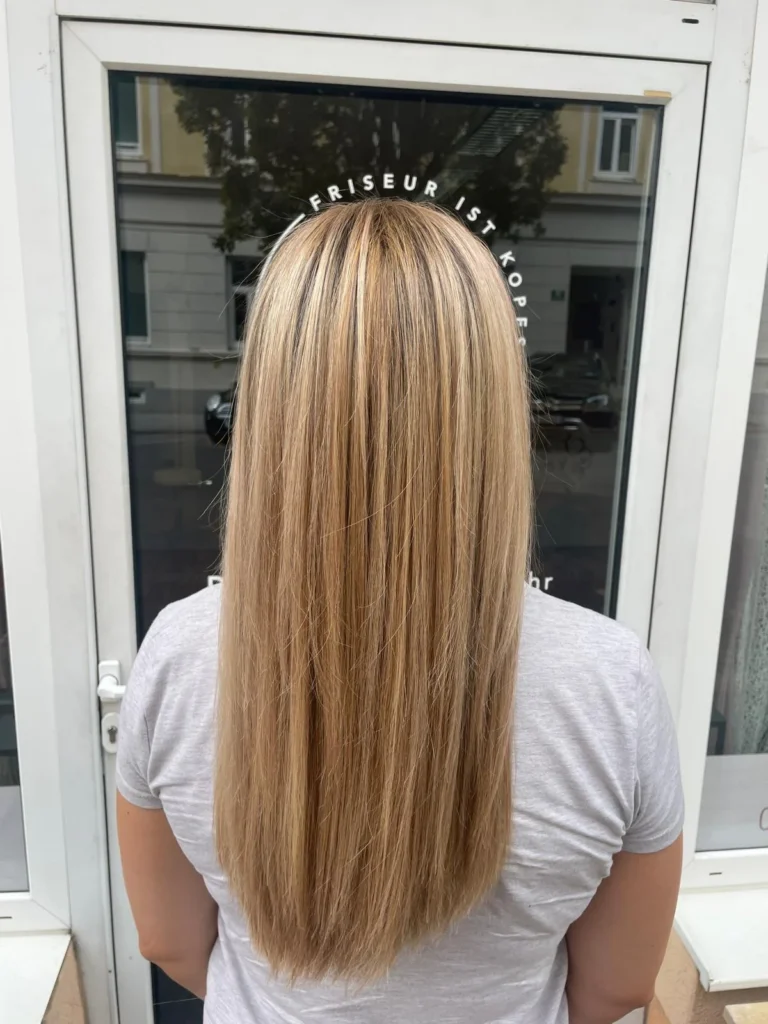 Lange glatte blonde Haare bei Friseur ist Kopfsache