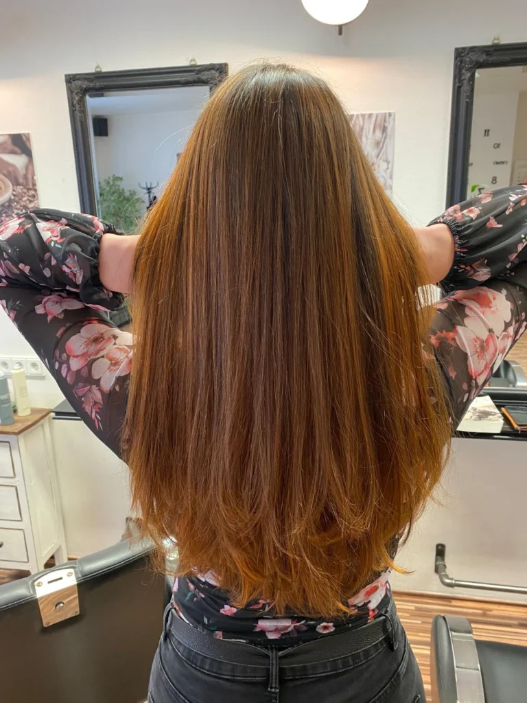Lange glatte kupferrote Haare bei Friseur ist Kopfsache