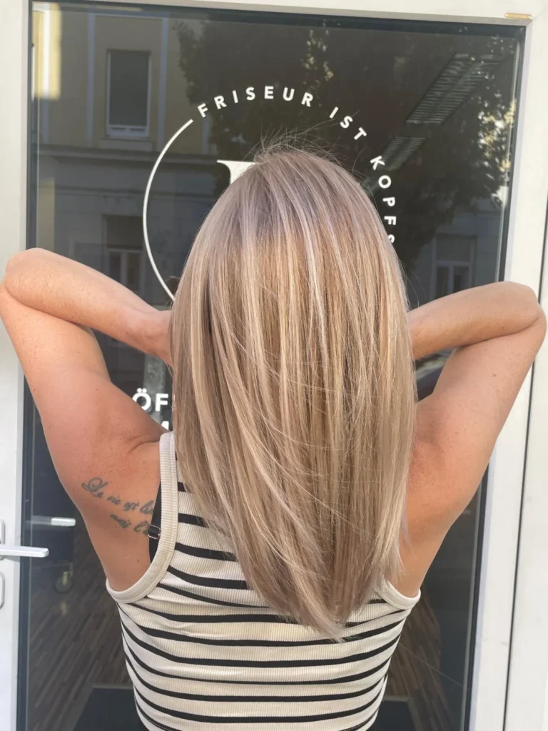 Lange glatte aschblonde Haare mit natürlichem Ansatz
