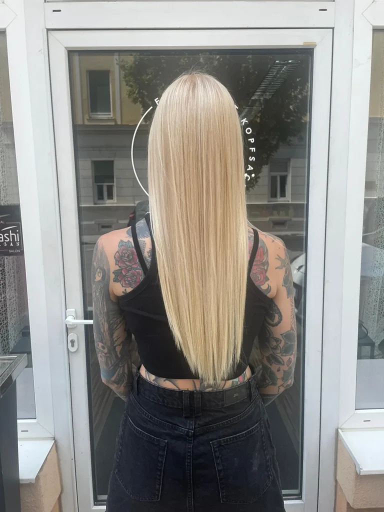 Sehr lange platinblonde Haare bei Friseur ist Kopfsache
