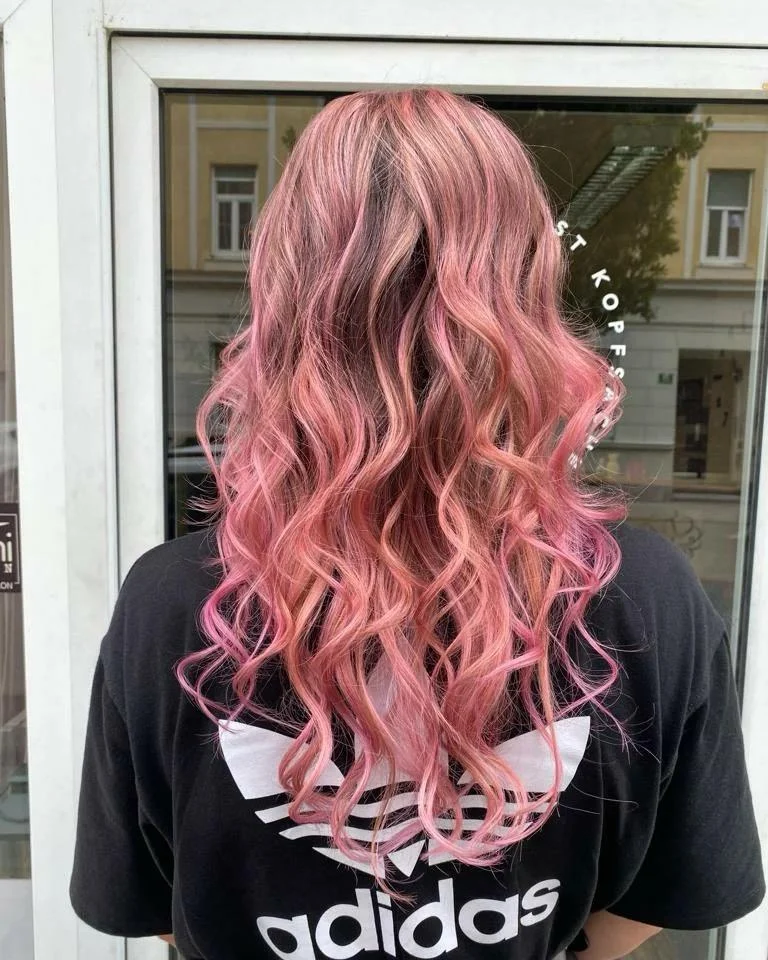 Rosa Ombré mit langen Locken bei Friseur ist Kopfsache