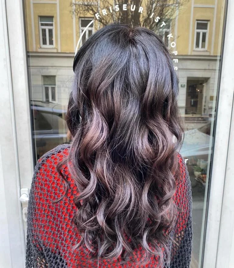 Lange dunkle Wellen mit violettem Farbton
