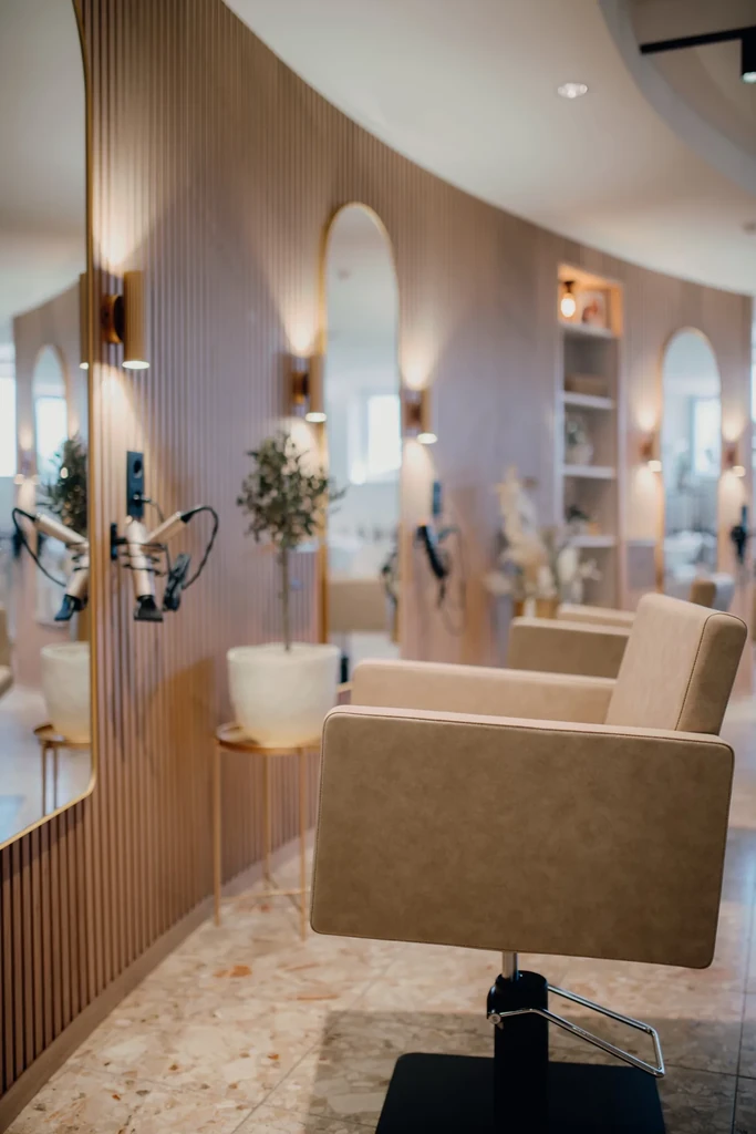 Friseurstuhl und Spiegel im Salon Friseur ist Kopfsache