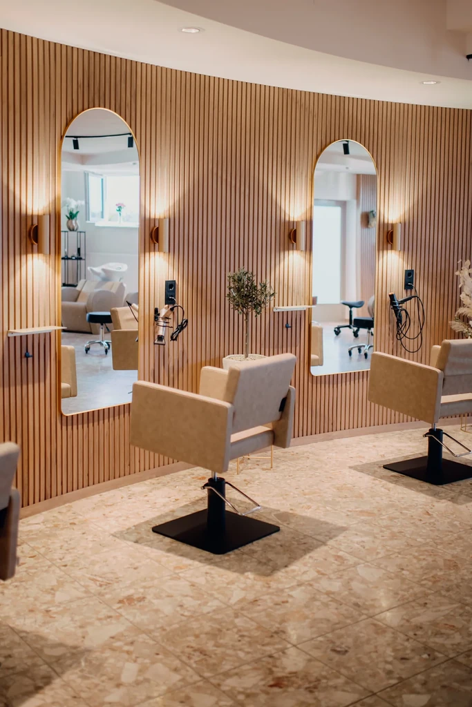 Frisierplätze vor der Holzwand im Salon Friseur ist Kopfsache