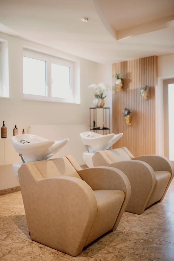 Haarwaschbereich im Salon Friseur ist Kopfsache