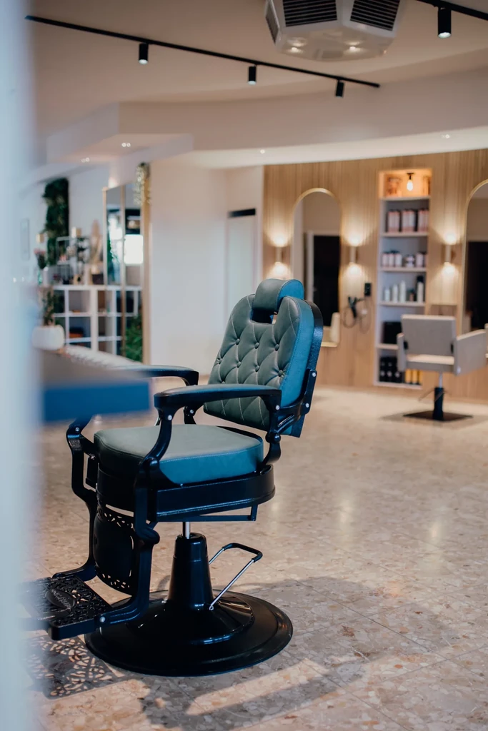 Klassischer Barbierstuhl im Salon Friseur ist Kopfsache