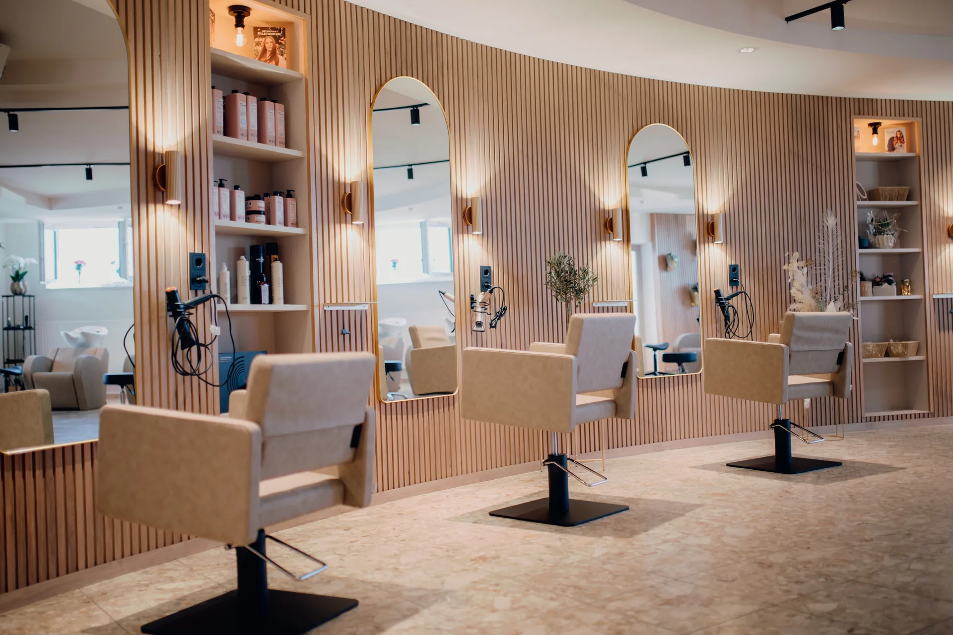 Stylingplätze mit Spiegeln im Salon Friseur ist Kopfsache
