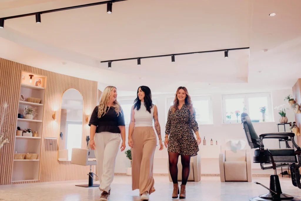 Das Team von Friseur Kopfsache gemeinsam im Salon in Kirchberg an der Raab